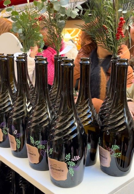 En este momento estás viendo Decoración y personalización de botellas de Codorníu en el Mercado de las Flores de Navidad de Vogue